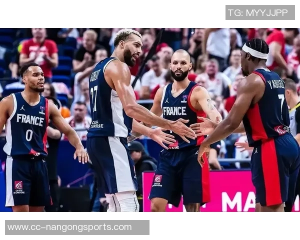 克尼佩尔表现稳健12投5中贡献18分8篮板3助攻1抢断助力球队胜利